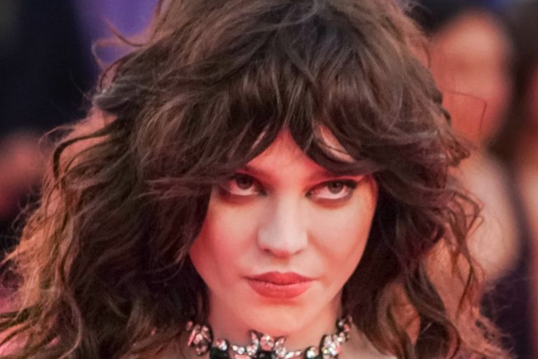 Netflix Adds Horror Film The Boogeyman and Romance Series Between Steps to Library